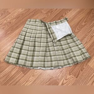 Women’s Pleated Plaid Skirt